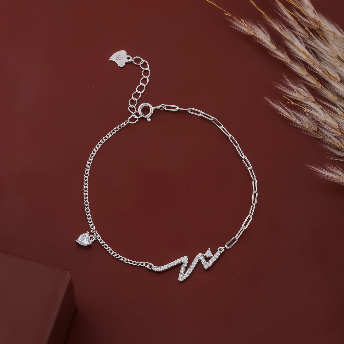 Exquisite 925 Silver Adjustable Love Bracelet with Heart & Round Charms – A Timeless Expression of Affection