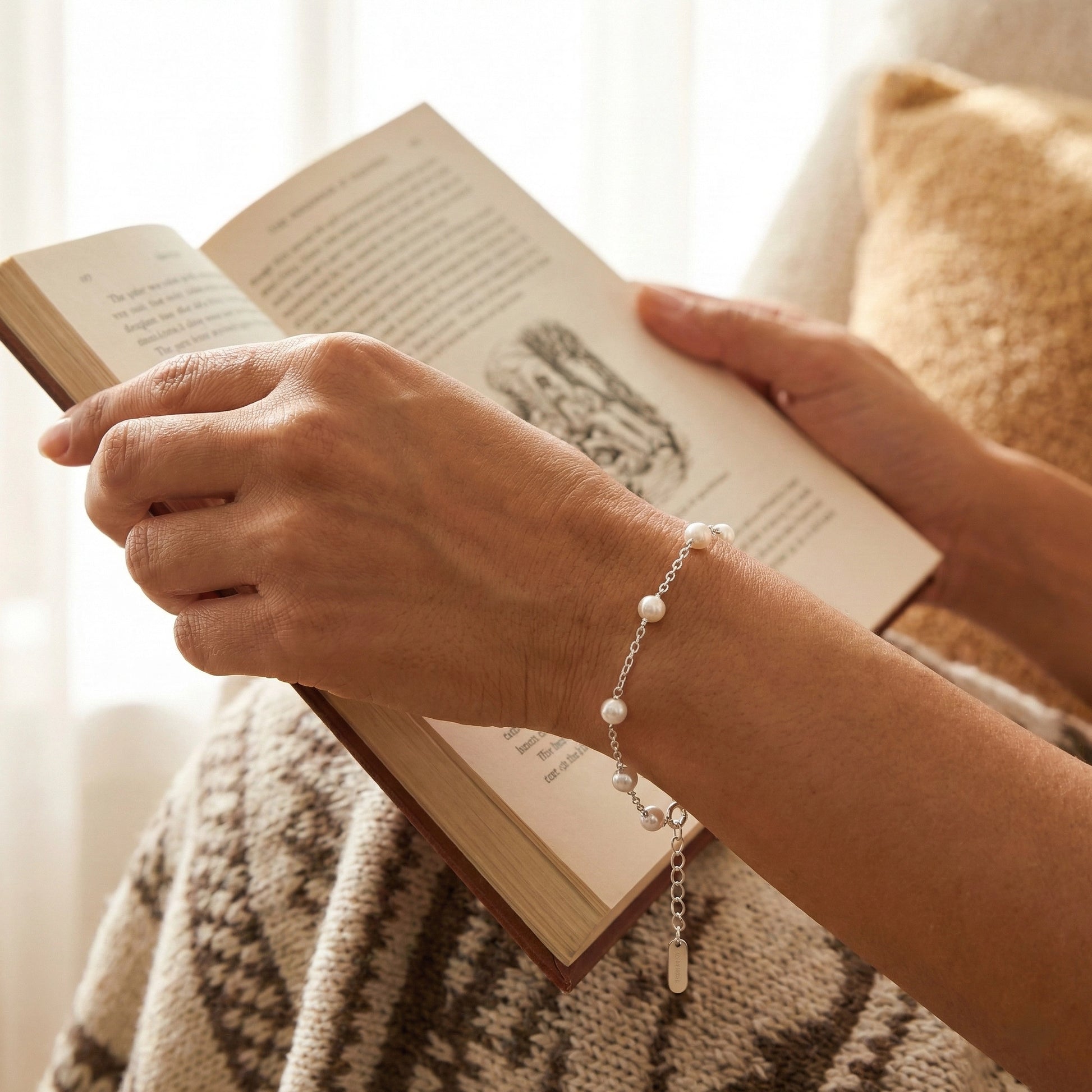 Delicate silver chain bracelet featuring white pearls