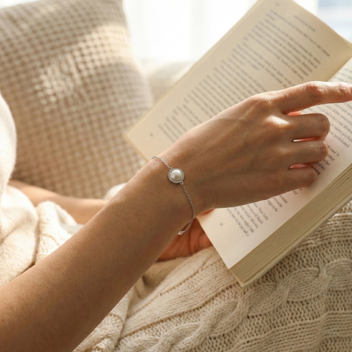Minimalist silver chain bracelet with single pearl pendant