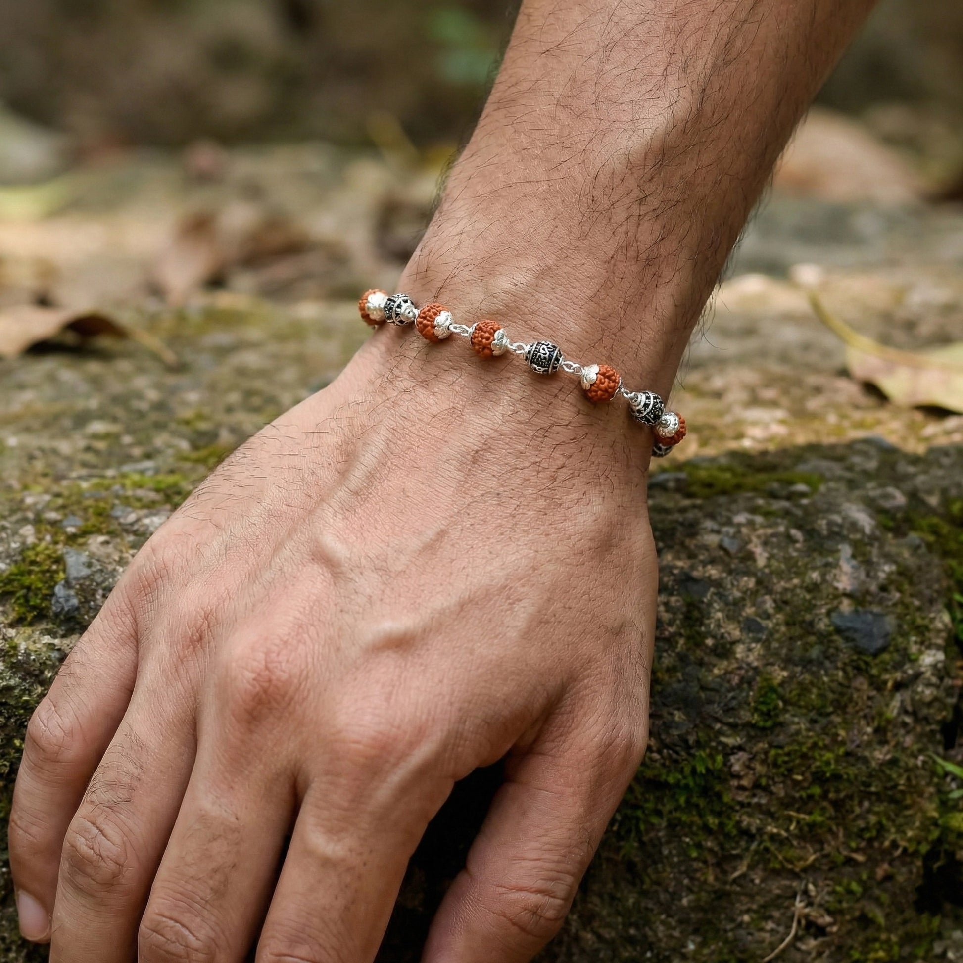 The silver elements are finished to a smooth polish